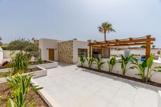 Casa en Zona Carrefour - Urbanizaciones. Preciosa villa de estilo ibicenco de 4 dormitorios y 3 baños en