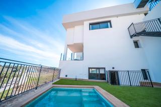 Chalet à Algorfa. Exclusiva villa de 6 dormitorios, 4 baños, solárium y piscina pr