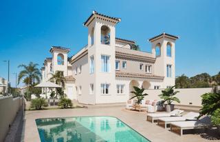 Xalet a Bigastro. Villa adosada con 4 dormitorios, 3 baños, solárium, garaje y pis