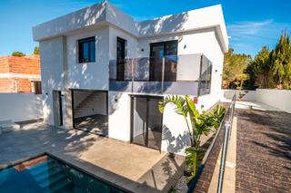Casa a Los Balcones y los Altos. Villa independiente de lujo con piscina privada y amplio estacio