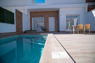 Chalet en San Javier. Villa de 2 dormitorios, 2 baos, piscina y solarium en san javie