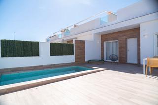 Chalet en San Javier. Villa de 2 dormitorios, 2 baños, piscina y solarium en san javie