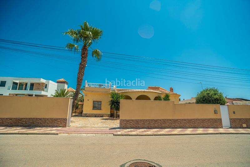 Foto 1517e95b-678f-4c94-9d3b-547ae621f313. Casa en venta impresionante villa de estilo mediterraacuteneo con vistas a la azotea y piscina en la siesta, descubra la cas en Torrevieja