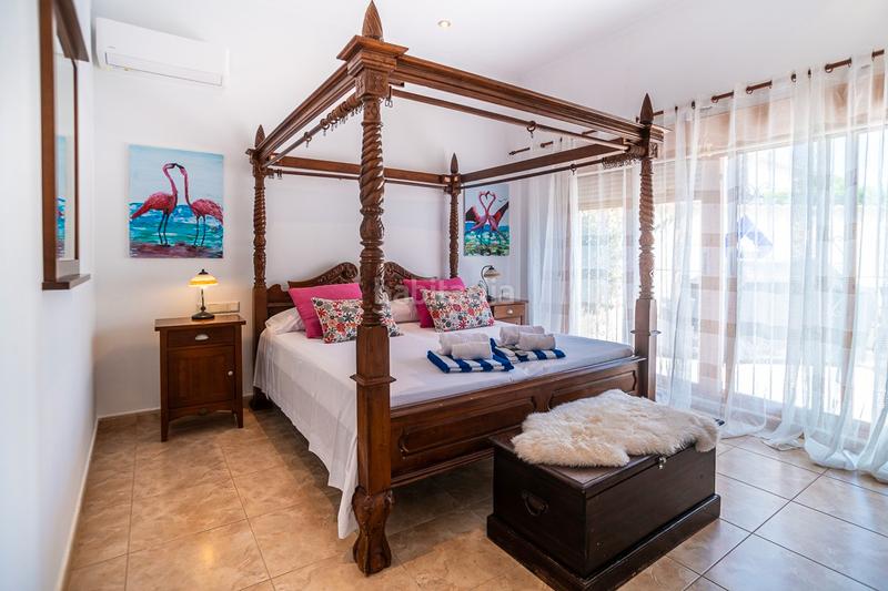 Foto 231d1790-6f72-438a-80c9-a3c32650ab47. Casa en venta impresionante villa de estilo mediterraacuteneo con vistas a la azotea y piscina en la siesta, descubra la cas en Torrevieja