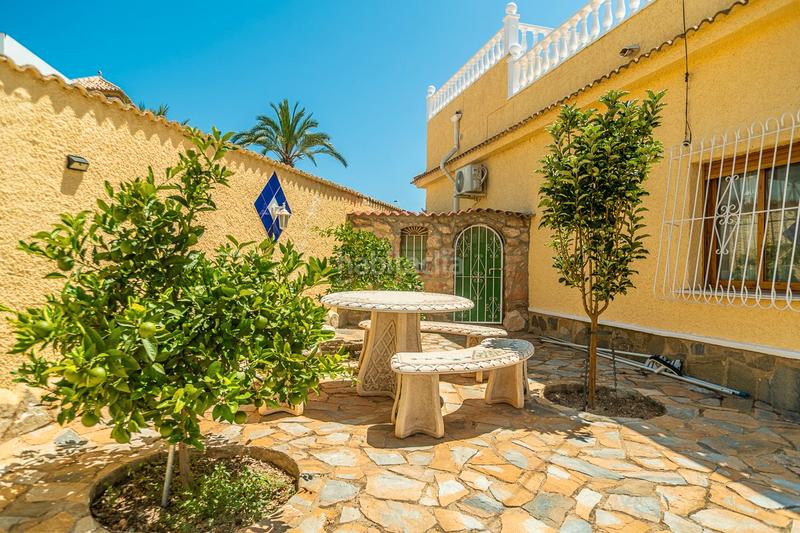 Foto 4b9cb559-368c-4cb0-b846-f6d726b338a7. Casa en venta impresionante villa de estilo mediterraacuteneo con vistas a la azotea y piscina en la siesta, descubra la cas en Torrevieja