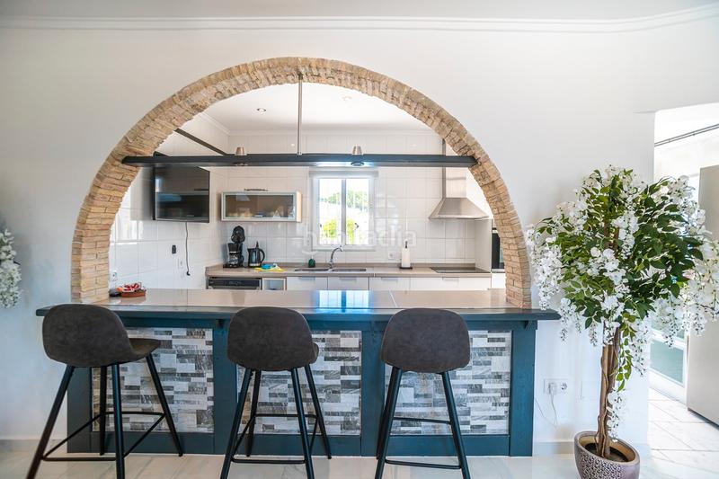 Foto 66bae74e-aa76-459b-9a42-51fa55d626b2. Casa en venta impresionante villa de estilo mediterraacuteneo con vistas a la azotea y piscina en la siesta, descubra la cas en Torrevieja