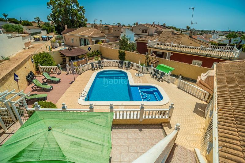 Foto 6d14f616-6b12-45bb-a9eb-0b5a685393ee. Casa en venta impresionante villa de estilo mediterraacuteneo con vistas a la azotea y piscina en la siesta, descubra la cas en Torrevieja