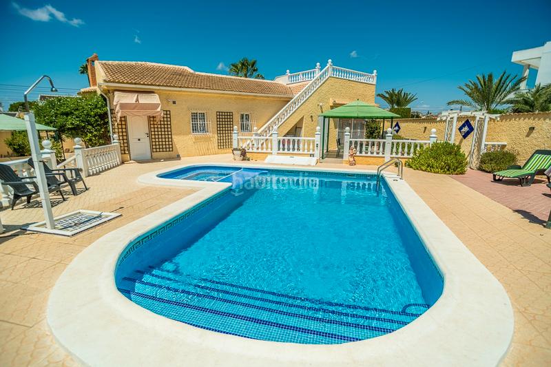 Foto 7755385c-f3f8-4159-997a-2a5c66097e91. Casa en venta impresionante villa de estilo mediterraacuteneo con vistas a la azotea y piscina en la siesta, descubra la cas en Torrevieja