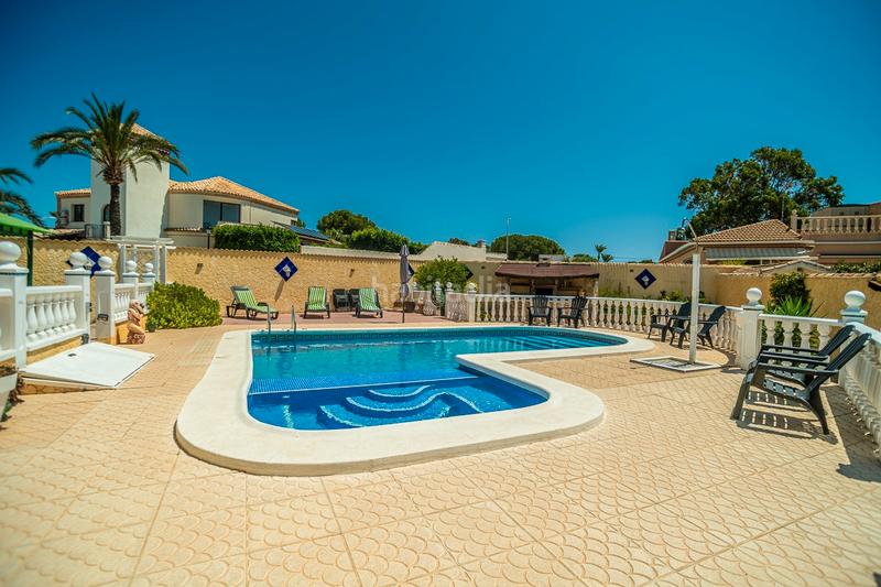 Foto 89e11a1d-5c5b-4192-8b1c-d870c0e2b98f. Casa en venta impresionante villa de estilo mediterraacuteneo con vistas a la azotea y piscina en la siesta, descubra la cas en Torrevieja