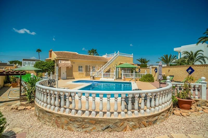 Foto 8eee48f9-3a59-4733-82d1-5ffac2a6716c. Casa en venta impresionante villa de estilo mediterraacuteneo con vistas a la azotea y piscina en la siesta, descubra la cas en Torrevieja