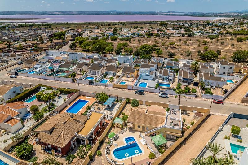 Foto 91a03b45-903d-4566-81a6-a0d6066ac074. Casa en venta impresionante villa de estilo mediterraacuteneo con vistas a la azotea y piscina en la siesta, descubra la cas en Torrevieja