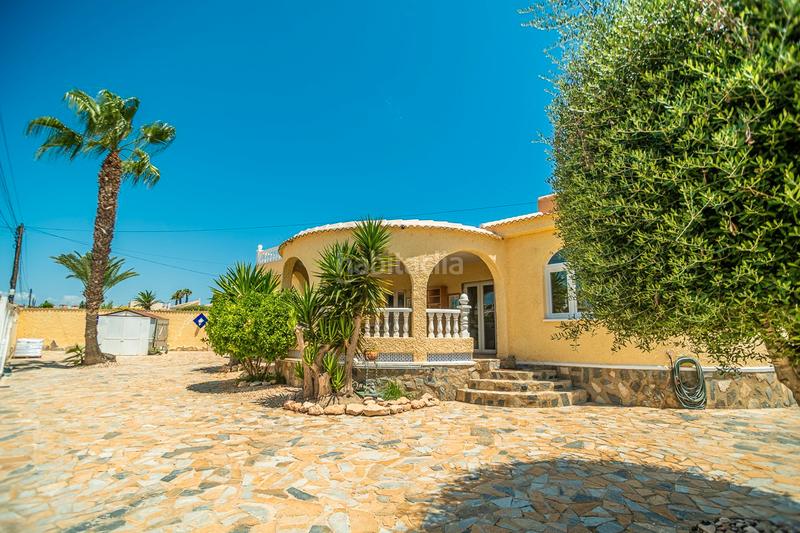 Foto 99129272-b822-435a-9d59-cfeaf5cf623d. Casa en venta impresionante villa de estilo mediterraacuteneo con vistas a la azotea y piscina en la siesta, descubra la cas en Torrevieja