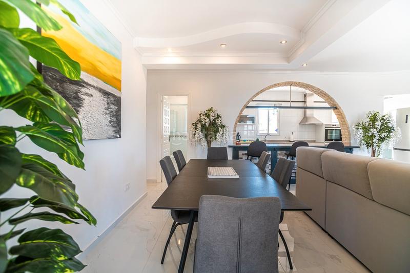 Foto 9ca8b8ba-6f44-4587-938c-58706462d57c. Casa en venta impresionante villa de estilo mediterraacuteneo con vistas a la azotea y piscina en la siesta, descubra la cas en Torrevieja