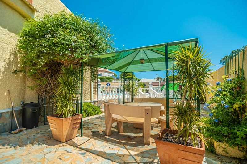 Foto b3c4b3eb-c46a-425f-a29b-5428188bcc16. Casa en venta impresionante villa de estilo mediterraacuteneo con vistas a la azotea y piscina en la siesta, descubra la cas en Torrevieja