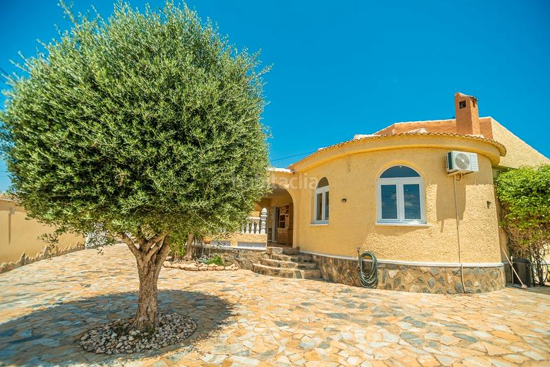 Foto c03f7c07-6edd-4157-96aa-a6258e7a8135. Casa en venta impresionante villa de estilo mediterraacuteneo con vistas a la azotea y piscina en la siesta, descubra la cas en Torrevieja