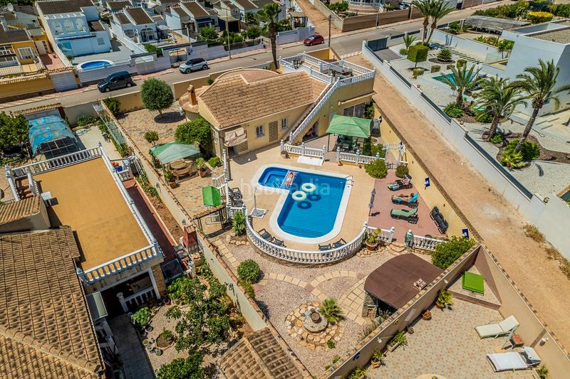 Foto d798a061-5555-4355-879f-9a45e734d202. Casa en venta impresionante villa de estilo mediterraacuteneo con vistas a la azotea y piscina en la siesta, descubra la cas en Torrevieja