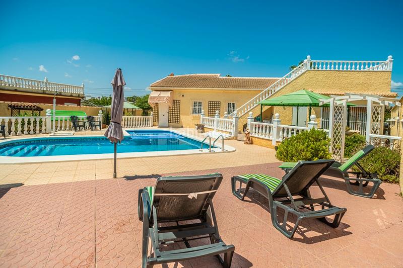 Foto df75353c-e0d9-491b-a9f6-c3c60760c0b5. Casa en venta impresionante villa de estilo mediterraacuteneo con vistas a la azotea y piscina en la siesta, descubra la cas en Torrevieja