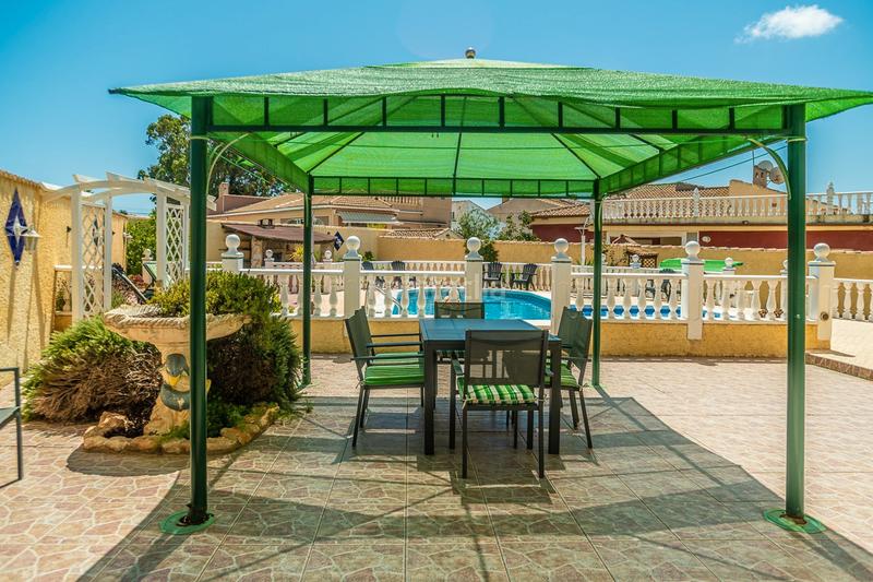 Foto e4eef1e7-1a09-4c9a-bd5e-1c06b25d0a5e. Casa en venta impresionante villa de estilo mediterraacuteneo con vistas a la azotea y piscina en la siesta, descubra la cas en Torrevieja