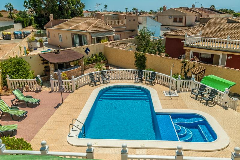Foto f9286b41-63c2-47bb-911e-3b9a262f446a. Casa en venta impresionante villa de estilo mediterraacuteneo con vistas a la azotea y piscina en la siesta, descubra la cas en Torrevieja