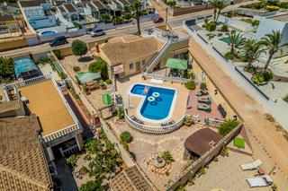 Casa en Zona Carrefour - Urbanizaciones. En venta impresionante villa de estilo mediterráneo con vistas a
