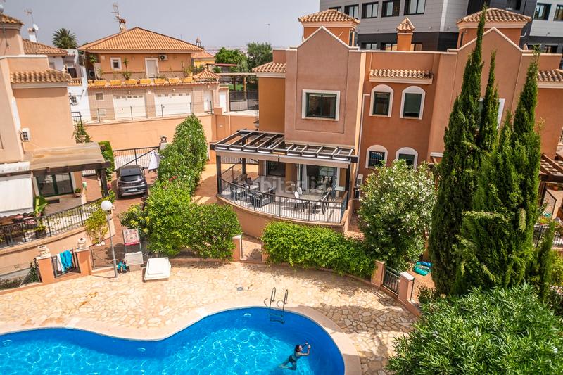 Foto 67a77dab-9ce0-44ef-a3dd-1487f7461df3. Casa charmante halfvrijstaande woning in los balcones, ontdek deze prachtig onderhouden woning in de gewilde wijk los balcon en Torrevieja