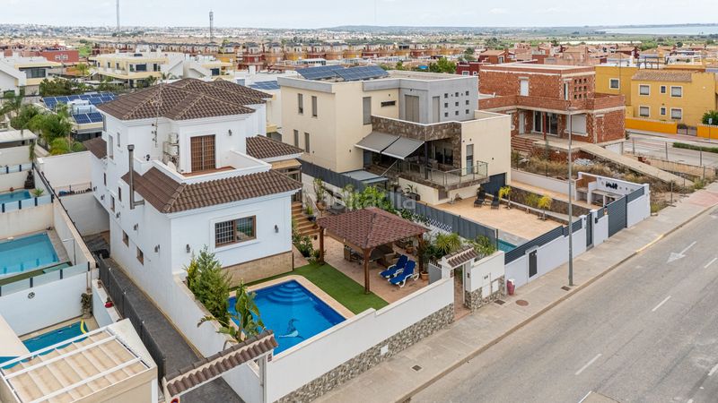 Foto 9b5f358f-873d-4d7e-a6e2-f47ac306ff99. Casa amb piscina a Montesinos (Los)