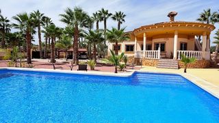 Haus in Catral. Villa completamente reformada con piscina privada en una amplia