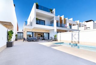 Chalet à San Pedro del Pinatar. Villa independiente de nueva construccioacuten con 3 dormitorios