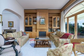 Casa aparellada  Calle de victorio luzuriaga. Amplio chalet a reformar en primera línea del puerto de calanova