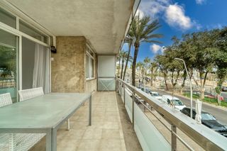 Piso  Gabriel roca. Piso de dos dormitorios en el paseo marítimo con vistas a la mar