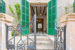 Country house in Costitx. Casa de pueblo en el centro de costitx con potencial de renovaci