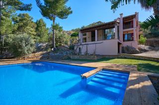 Xalet a Esporles. Villa de 4 dormitorios con etv, jardn, piscina y garaje