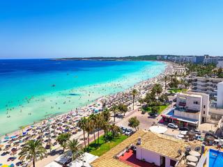 Local Comercial a Cala Millor. Local comercial actualmente operando como restaurante a 100 m de