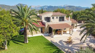 Masia a Binissalem. Finca renovada con vistas a la tramuntana y estilo de vida soste