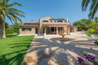 Masia a Binissalem. Finca renovada con vistas a la tramuntana y estilo de vida soste