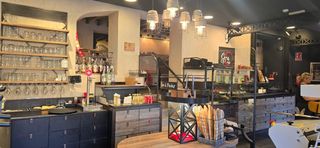Lloguer Local Comercial a El Mercat. Se traspasa panadería  pastelería  cafetería con terraza  ubicac