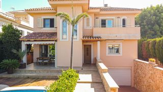 Casa aparellada a Maioris-Puig de Ros. Chalet pareado con piscina, solarium y garaje a 4 de la playa y