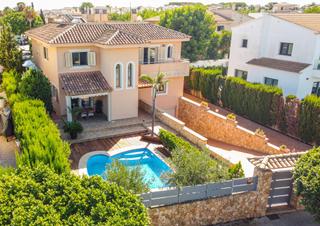 Maison jumelée à Maioris-Puig de Ros. Chalet pareado con piscina, solarium y garaje a 4 de la playa y