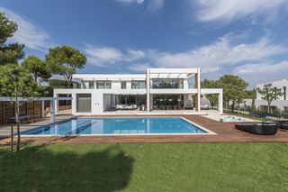 Chalet à Santa Ponça. Villa contemporánea de 6 dormitorios con piscina y jardín orient
