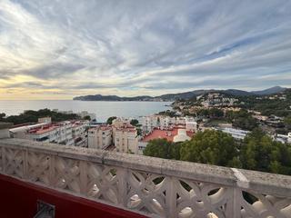 Pis  Carrer d'hug de mataplana. Piso de dos dormitorios con parking y piscina para reformar en c