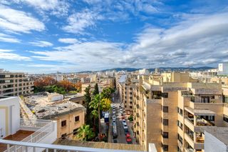 Piso en Plaça dels Patins. Piso luminoso de 125 m2 con terraza de 28 m2 y vistas al castill