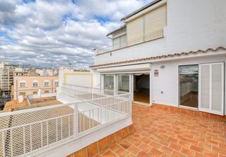 Appartamento in Plaça dels Patins. Piso luminoso de 125 m2 con terraza de 28 m2 y vistas al castill