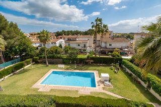Àtic a Maioris-Puig de Ros. Ático dúplex con solarium en urbanización con jardín y piscina a