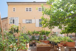 Casa in Son Canals. Espectacular casa unifamiliar con dos viviendas independientes y