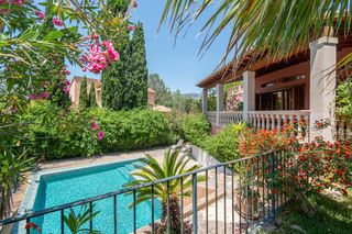 Chalet à Bunyola. Villa de una sola planta con 4 dormitorios, piscina privada y vi