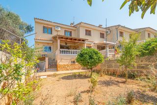Casa aparellada a Son Sardina. Casa pareada de cuatro dormitorios con jardín, terraza y garaje