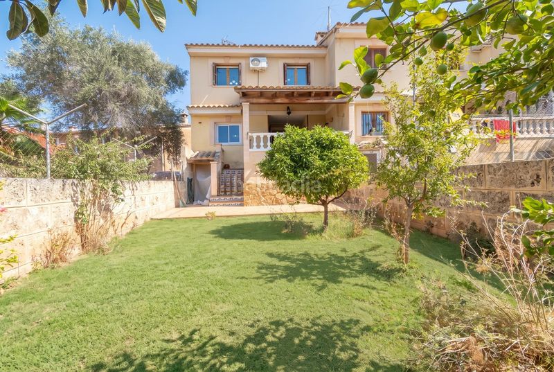 Foto f8833f9d-1c22-4fb2-b879-e81ac34aee10. Casa aparellada amb aparcament a Son Sardina Palma de Mallorca