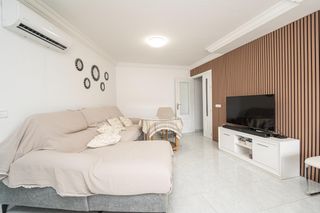 Pis a Ciutat d´Alcúdia. Piso semirreformado de tres dormitorios con terraza, parking y d