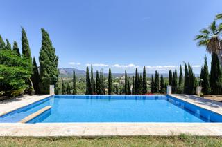 Chalet à Esporles. Espaciosa villa de 6 dormitorios con vistas panorámicas y licenc