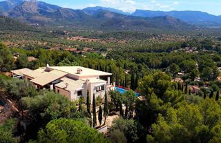 Chalet in Esporles. Espaciosa villa de 6 dormitorios con vistas panorámicas y licenc